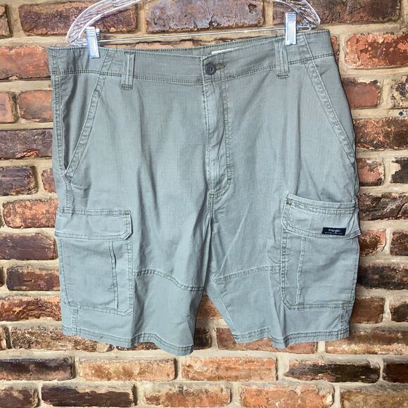Wrangler Green Relaxed Fit Cargo Shorts Men's Size 40x10 - Picture 1 of 5